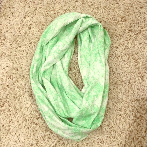 Old Navy Accessories - Old Navy Scarf 🍀☘️🍀☘️